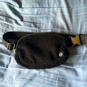 Lululemon Sherpa Fanny Pack in Black